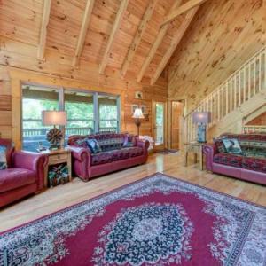 Cozy Bear Lodge 3 Bedrooms Sleeps 12 Near Downtown Private Hot tub
